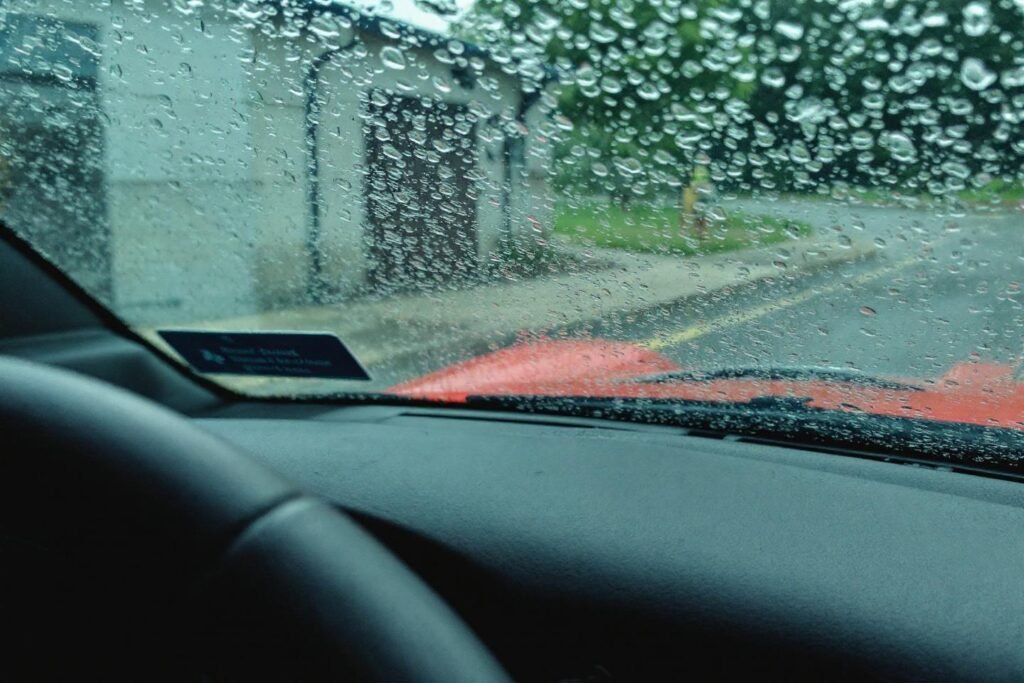 Vue à travers un pare-brise couvert de gouttes de pluie